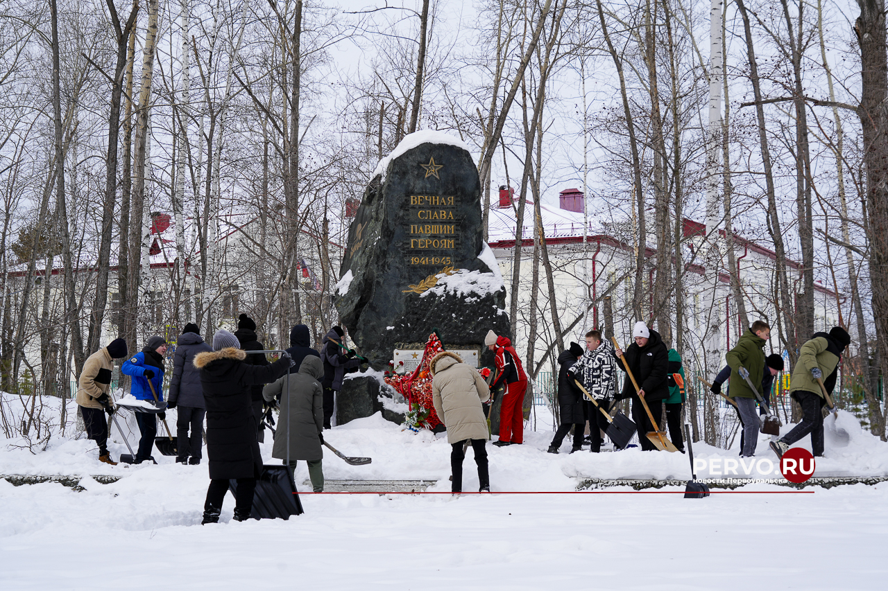 Активисты «Движения Первых» очистили от снега 18 мемориалов