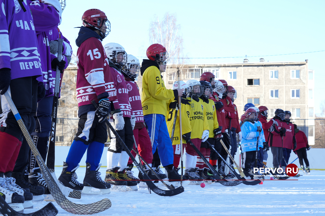 Звёзды хоккея с шайбой приехали в Первоуральск и сыграли в хоккей с мячом