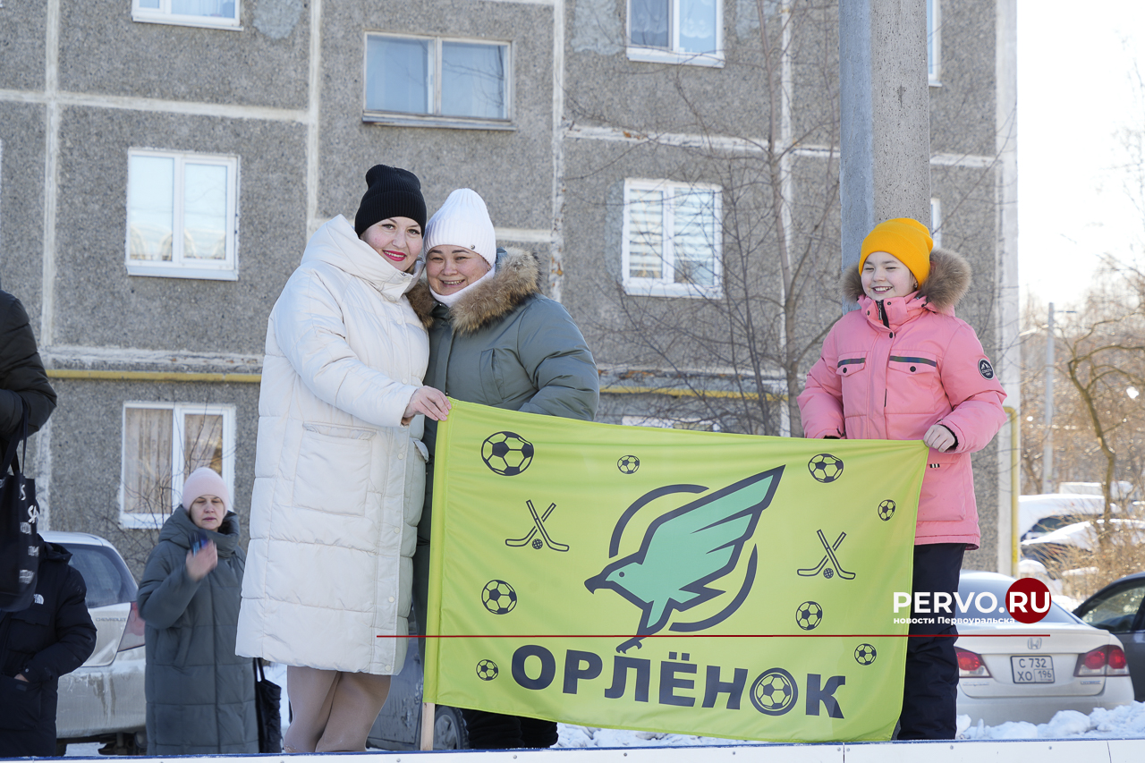 Звёзды хоккея с шайбой приехали в Первоуральск и сыграли в хоккей с мячом