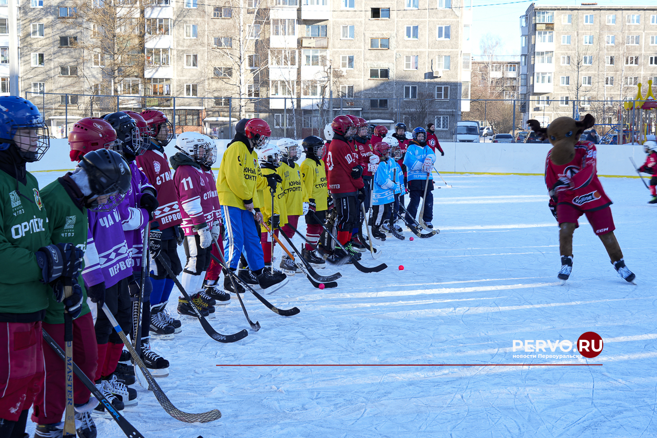 Звёзды хоккея с шайбой приехали в Первоуральск и сыграли в хоккей с мячом