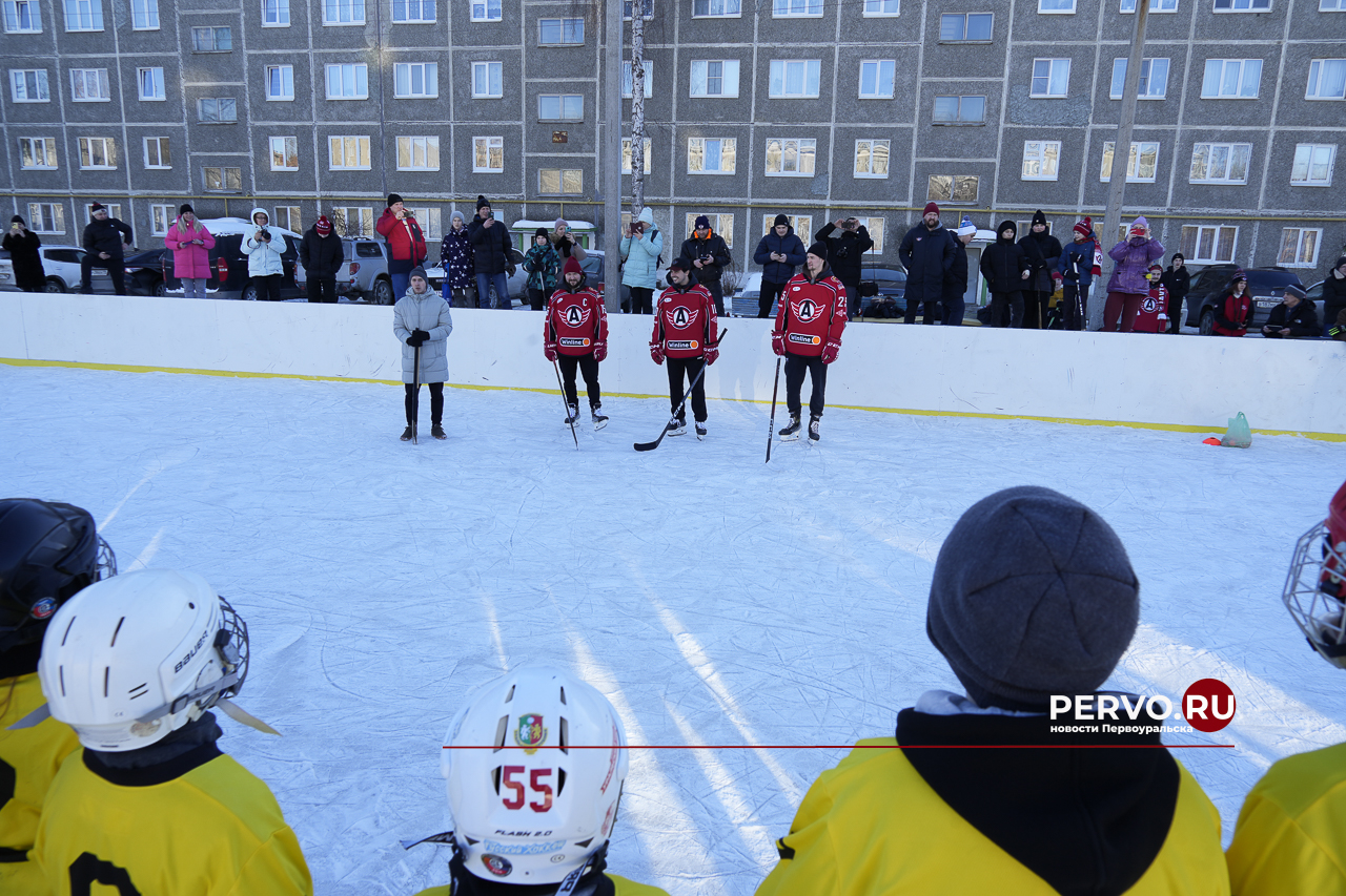 Звёзды хоккея с шайбой приехали и сыграли в хоккей с мячом в «коробке»