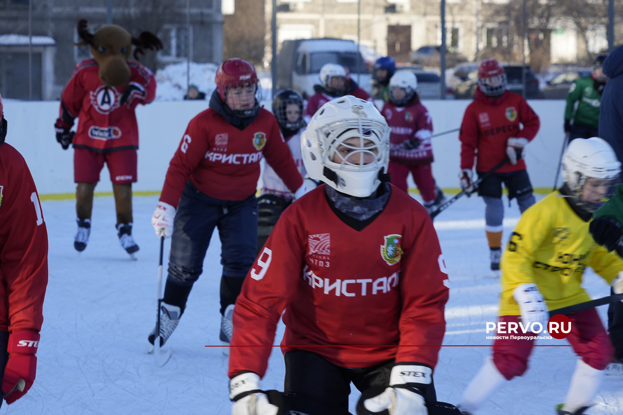 Звёзды хоккея с шайбой приехали в Первоуральск и сыграли в хоккей с мячом