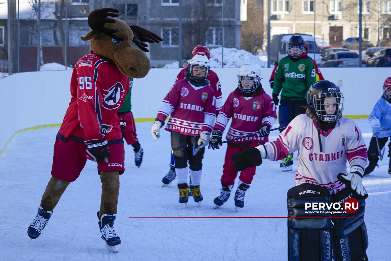 Звёзды хоккея с шайбой приехали в Первоуральск и сыграли в хоккей с мячом
