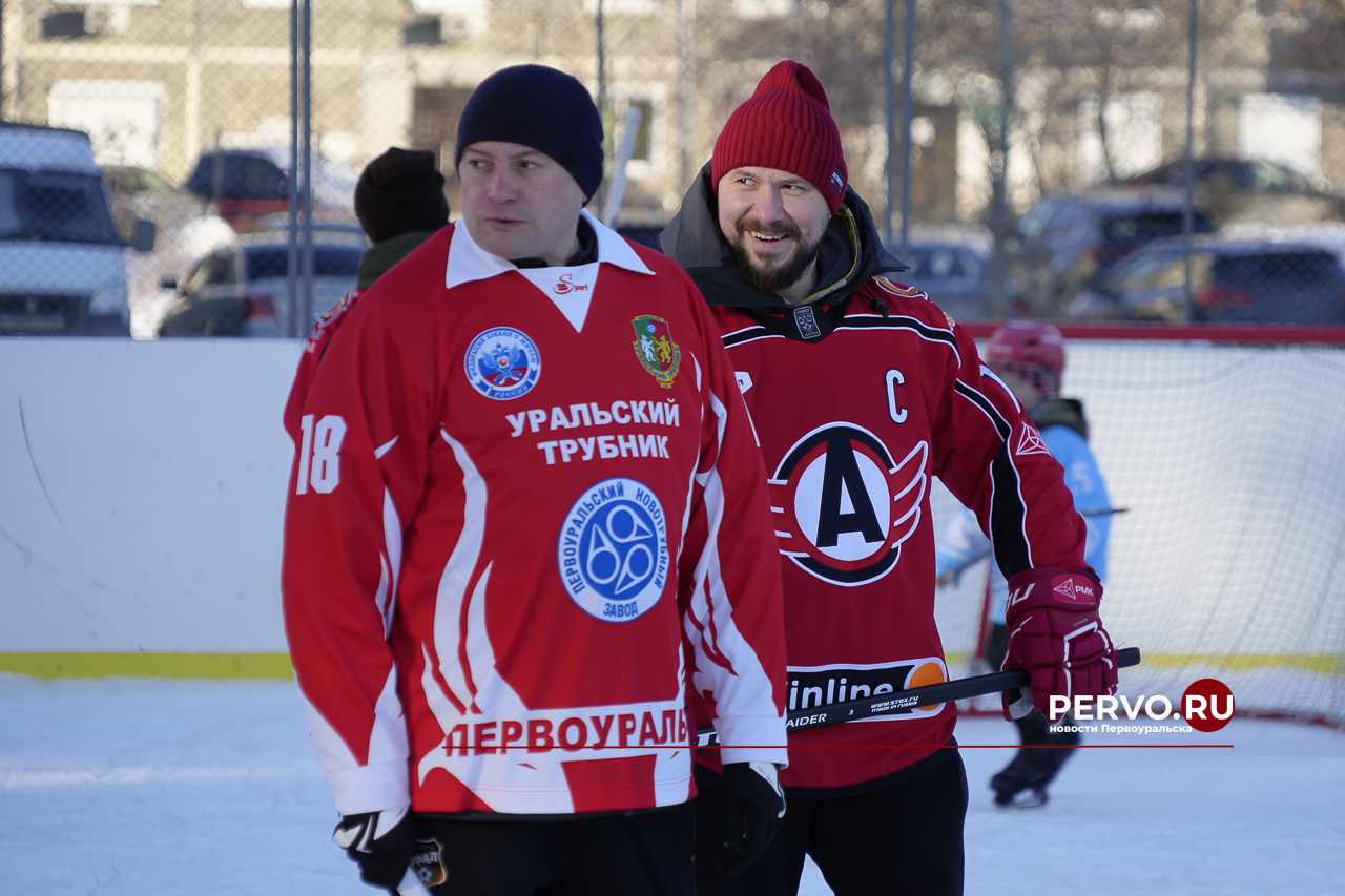 Звёзды хоккея с шайбой приехали в Первоуральск и сыграли в хоккей с мячом