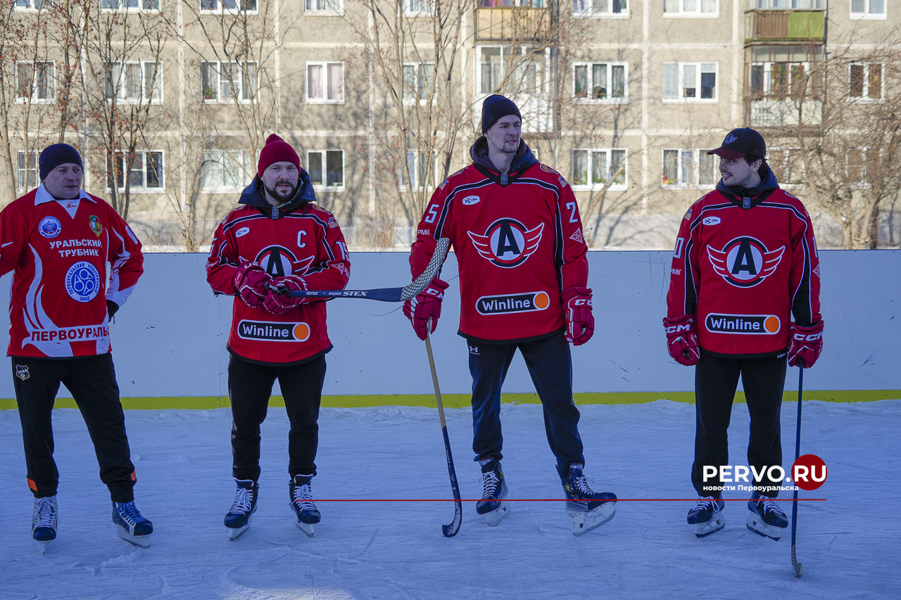 Звёзды хоккея с шайбой приехали в Первоуральск и сыграли в хоккей с мячом