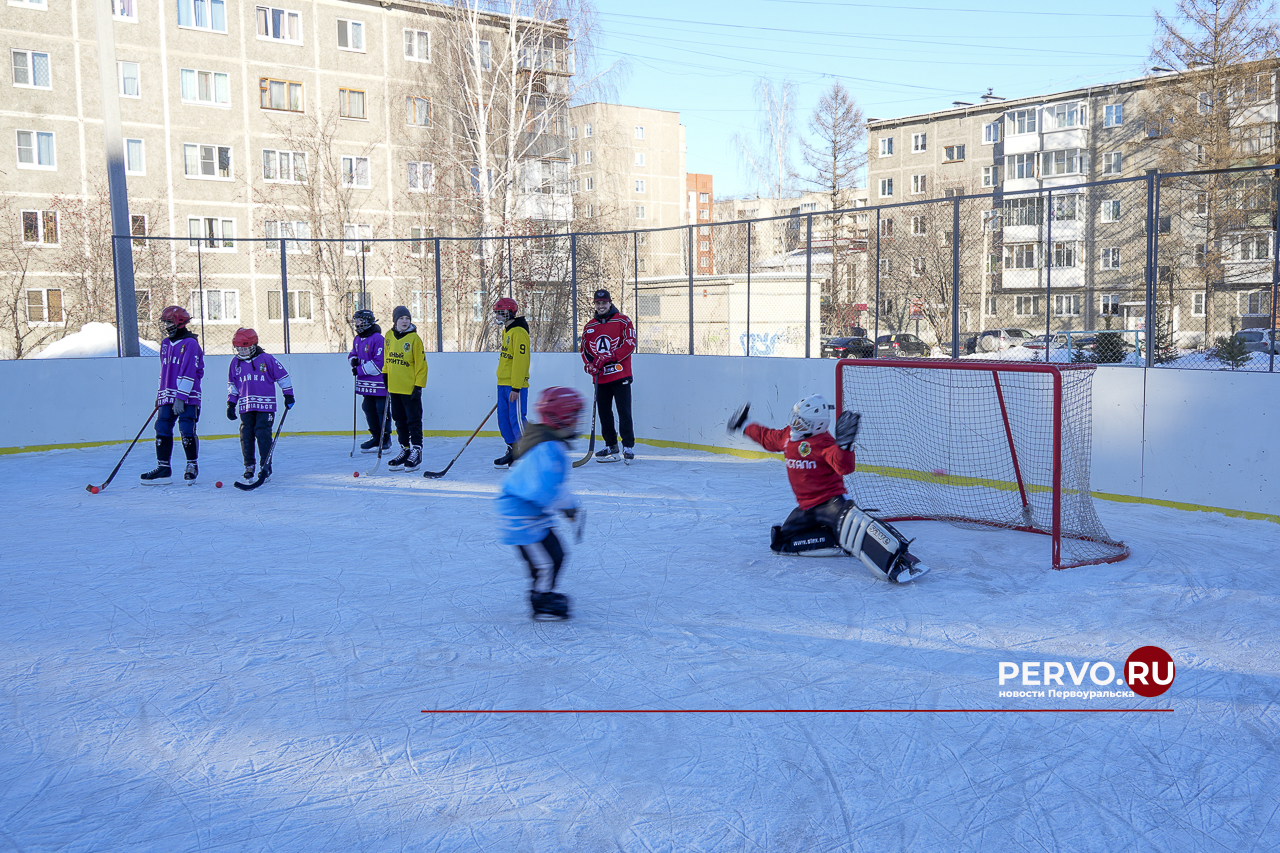 Звёзды хоккея с шайбой приехали в Первоуральск и сыграли в хоккей с мячом