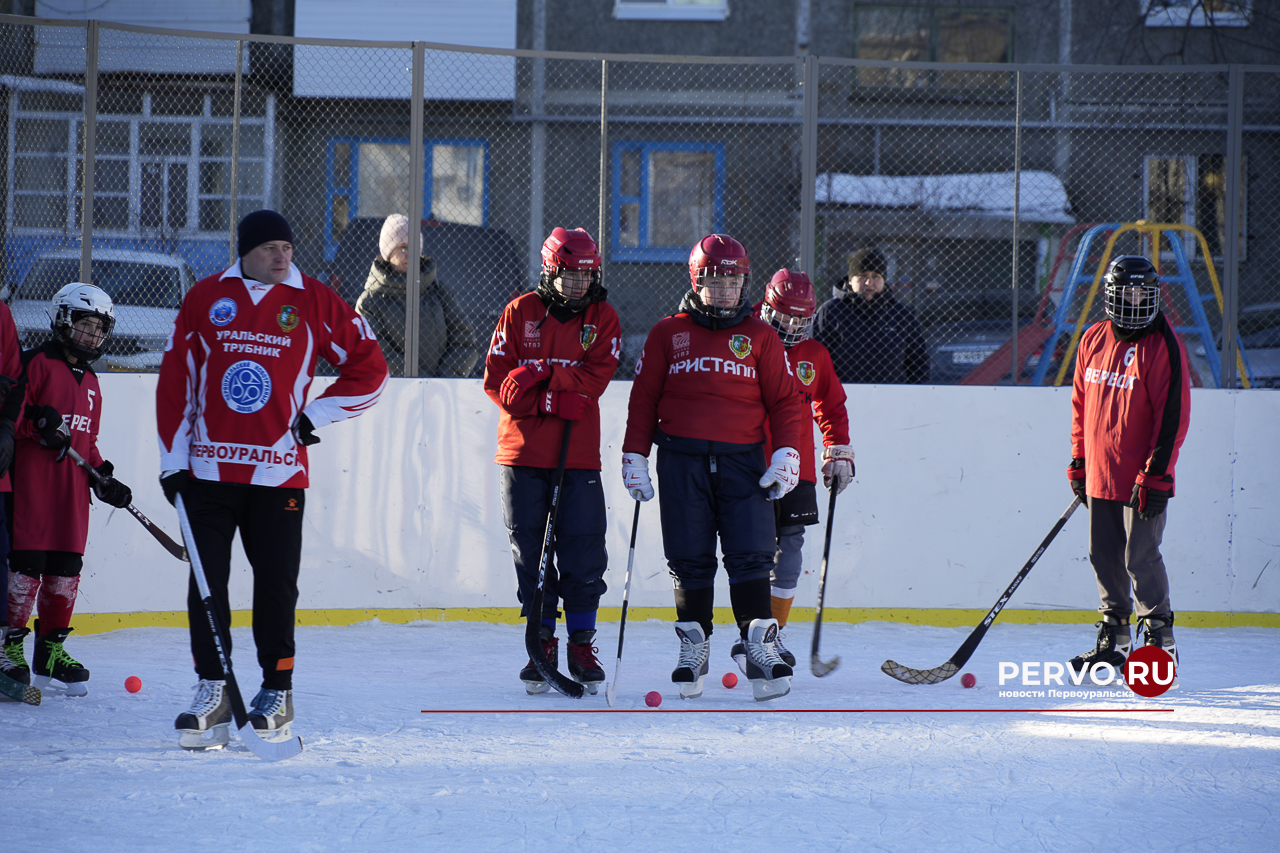 Звёзды хоккея с шайбой приехали в Первоуральск и сыграли в хоккей с мячом