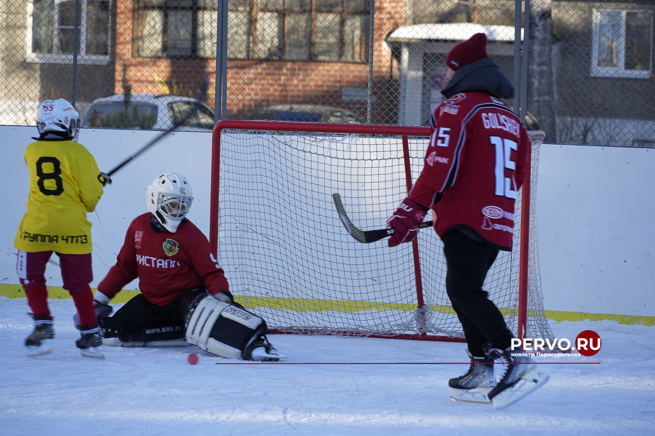 Звёзды хоккея с шайбой приехали в Первоуральск и сыграли в хоккей с мячом