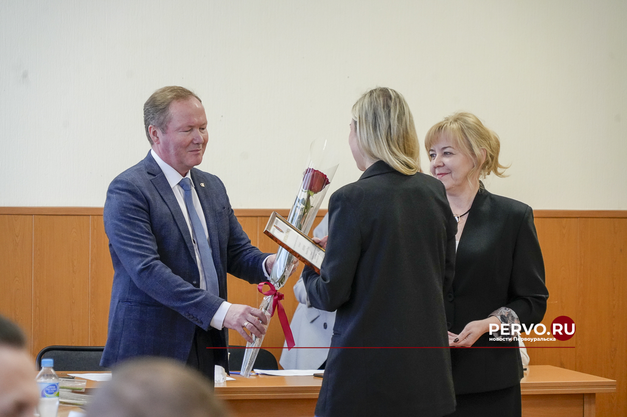 В администрации наградили заслуженных активистов предприятий города