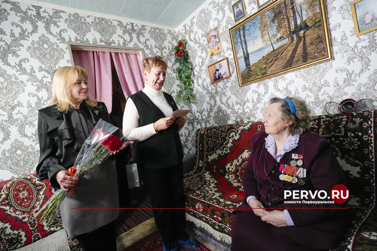 В Первоуральске ветеранам вручили юбилейные медали к 80-летию Победы