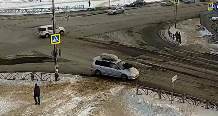 Девушка на иномарке сбила мужчину на «зебре» и протащила его на капоте
