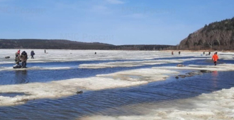 В Сахалинской области спасают 300 рыбаков, унесенных в море на льдине