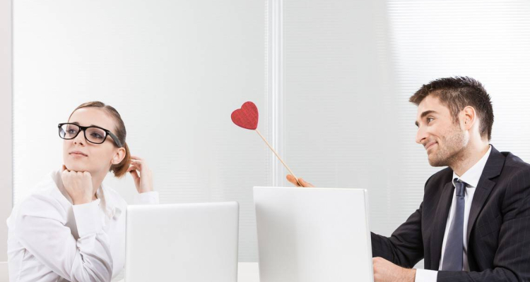 У 40% работников был роман с коллегой