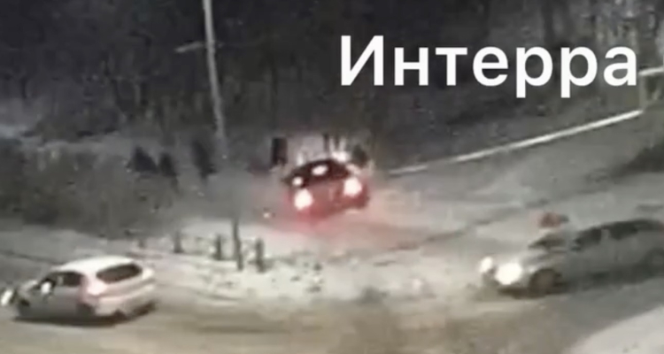 В Первоуральске автомобиль въехал в толпу пешеходов. Видео