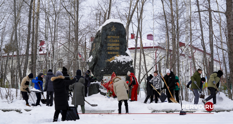 Активисты «Движения Первых» очистили от снега 18 мемориалов