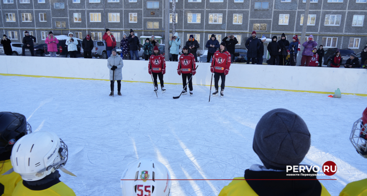 Звёзды хоккея с шайбой приехали и сыграли в хоккей с мячом в «коробке»