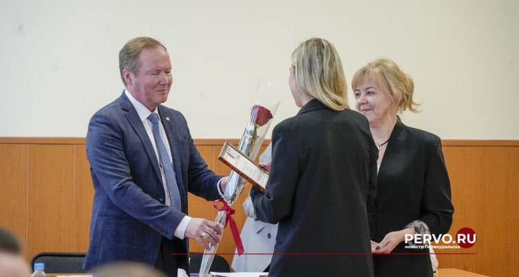 В администрации наградили заслуженных активистов предприятий города