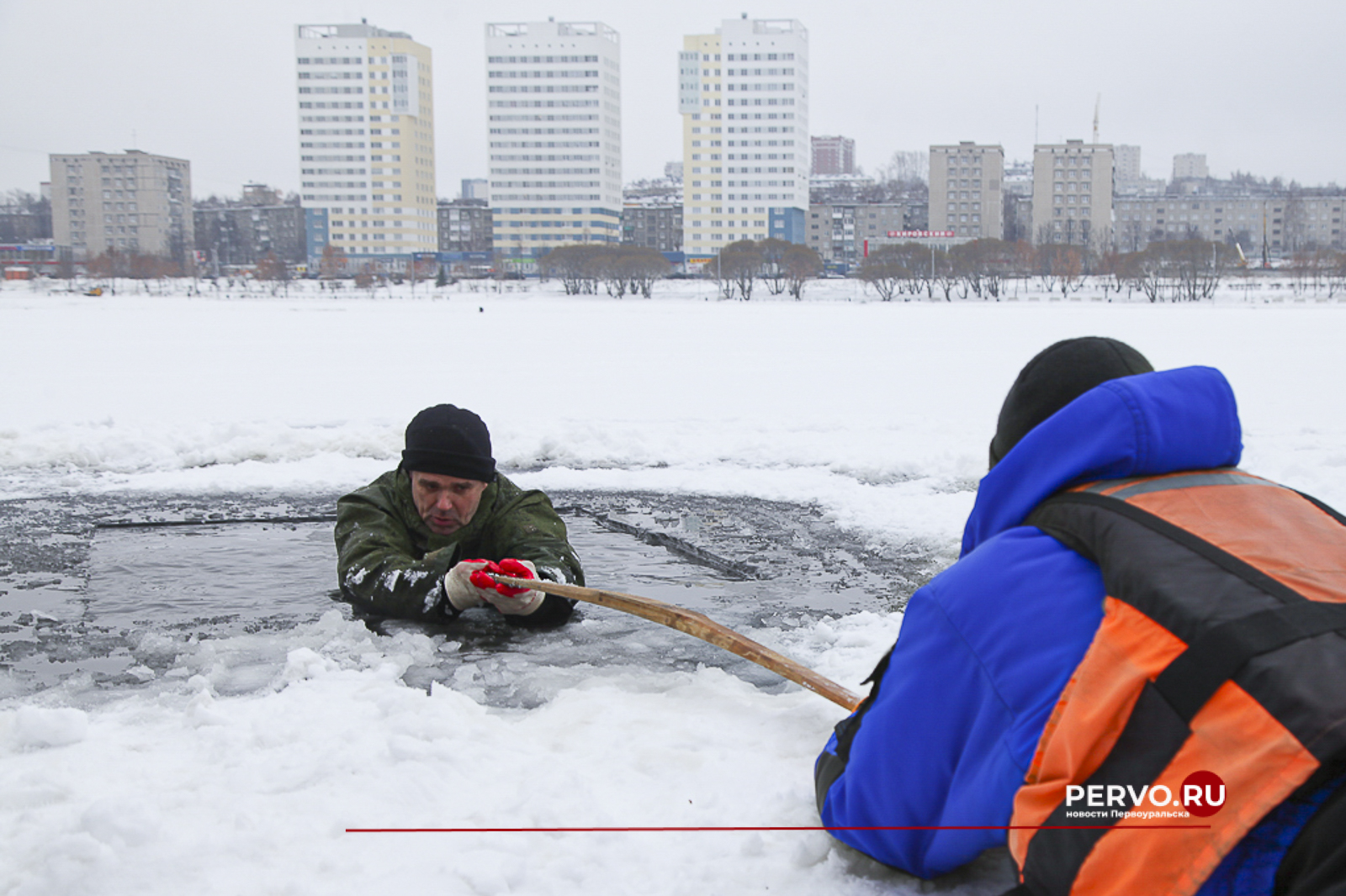 Спасатели предупреждают об опасности тонкого льда