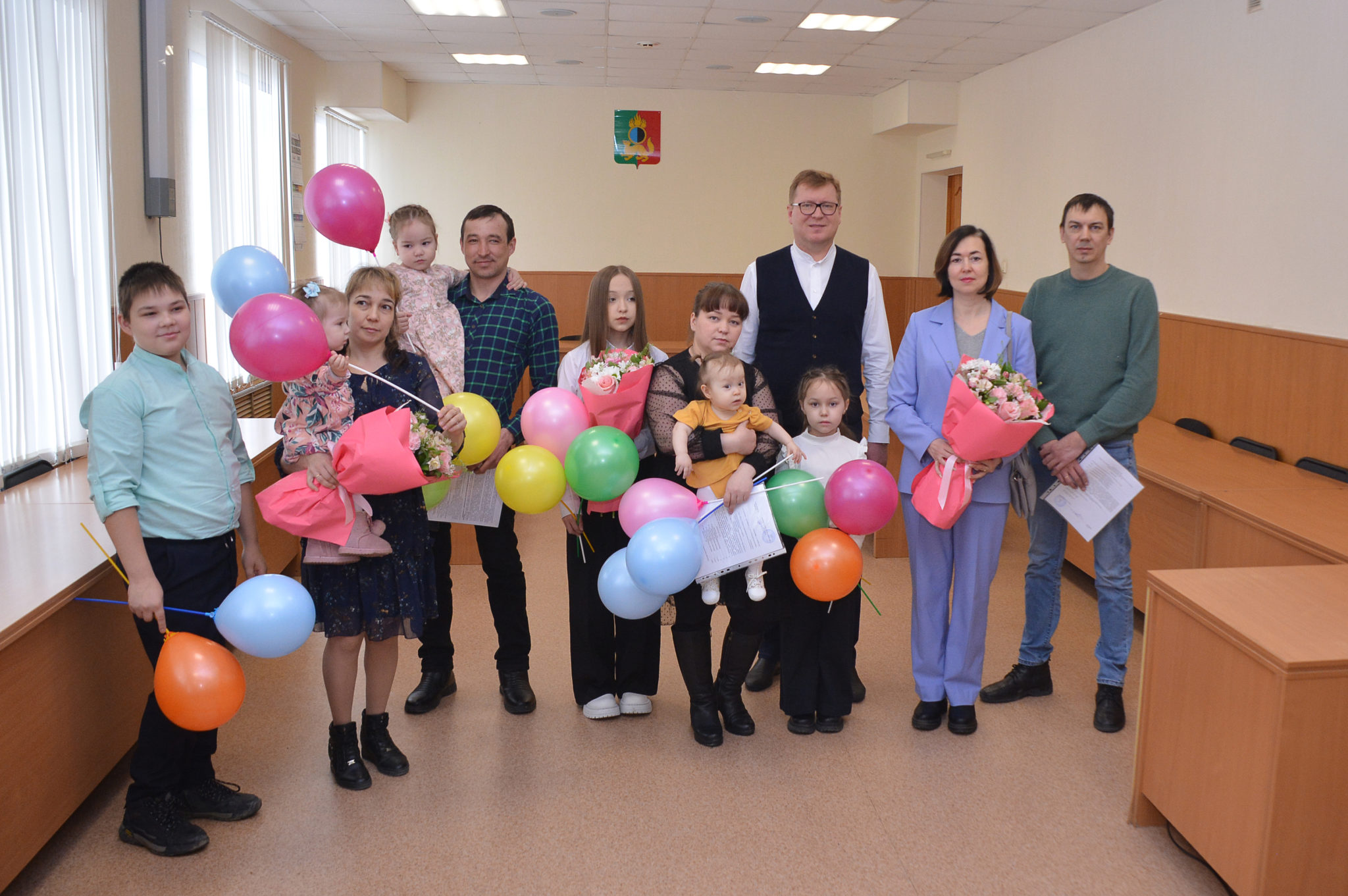 Глава города вручил трем семьям сертификаты на улучшение жилищных условий