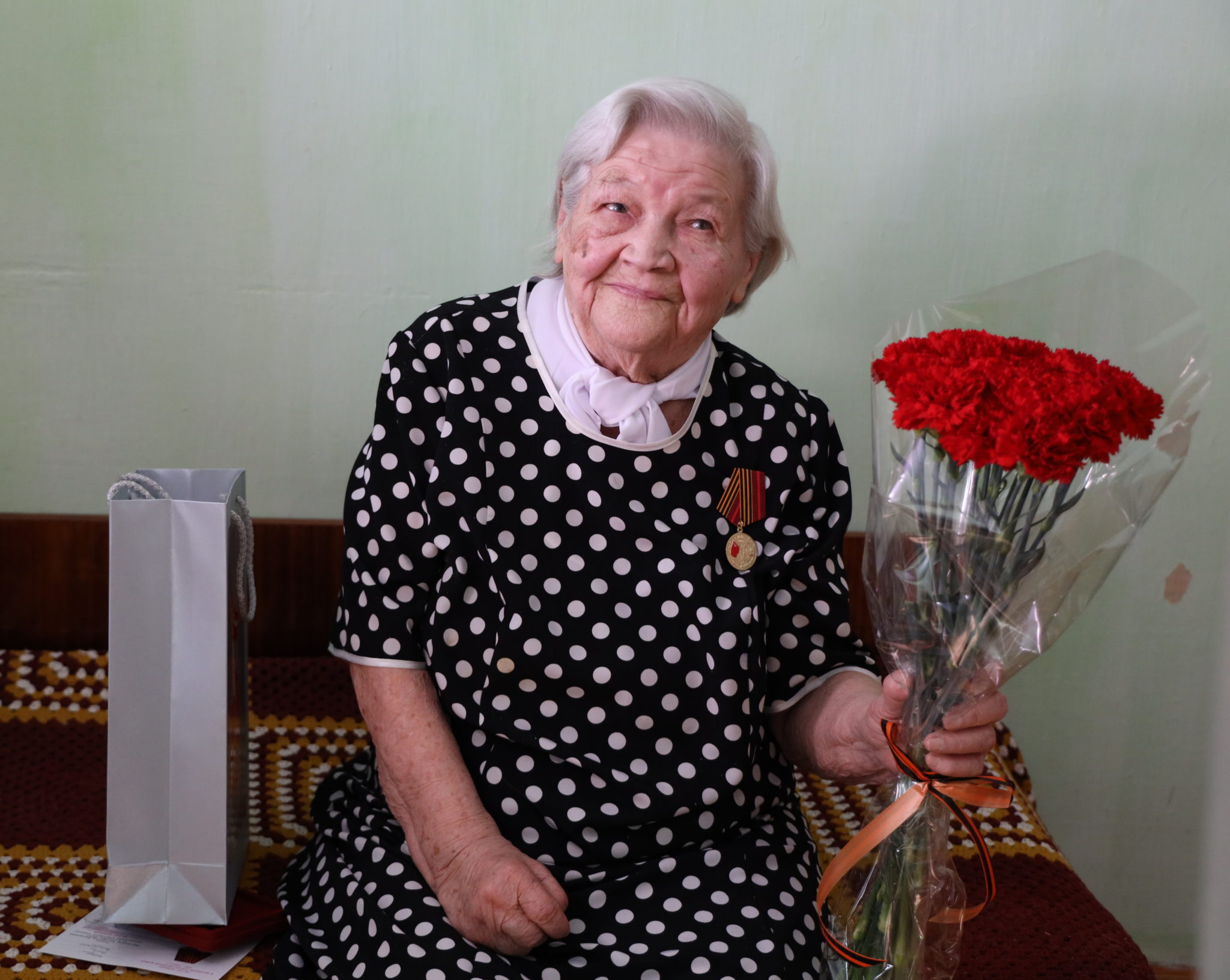 Ветеранам продолжают вручать медали к юбилею Победы