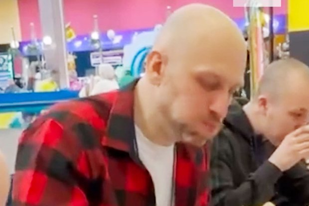 Первоцральцы запретили участвовать в конкурсе по поеданию блинов из-за его побед