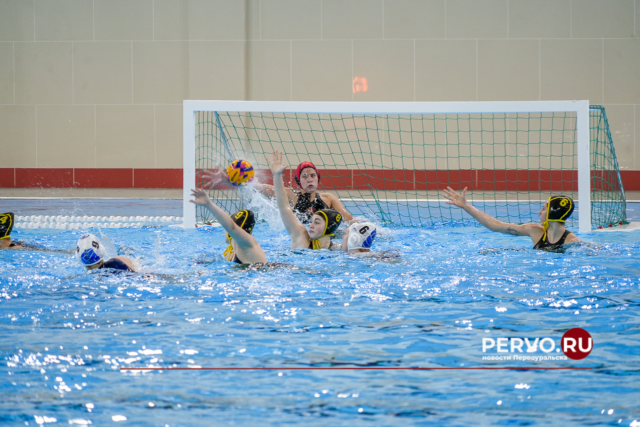 В водном поло команда «Евразия» разгромила ватерполисток «Штурм-2002»