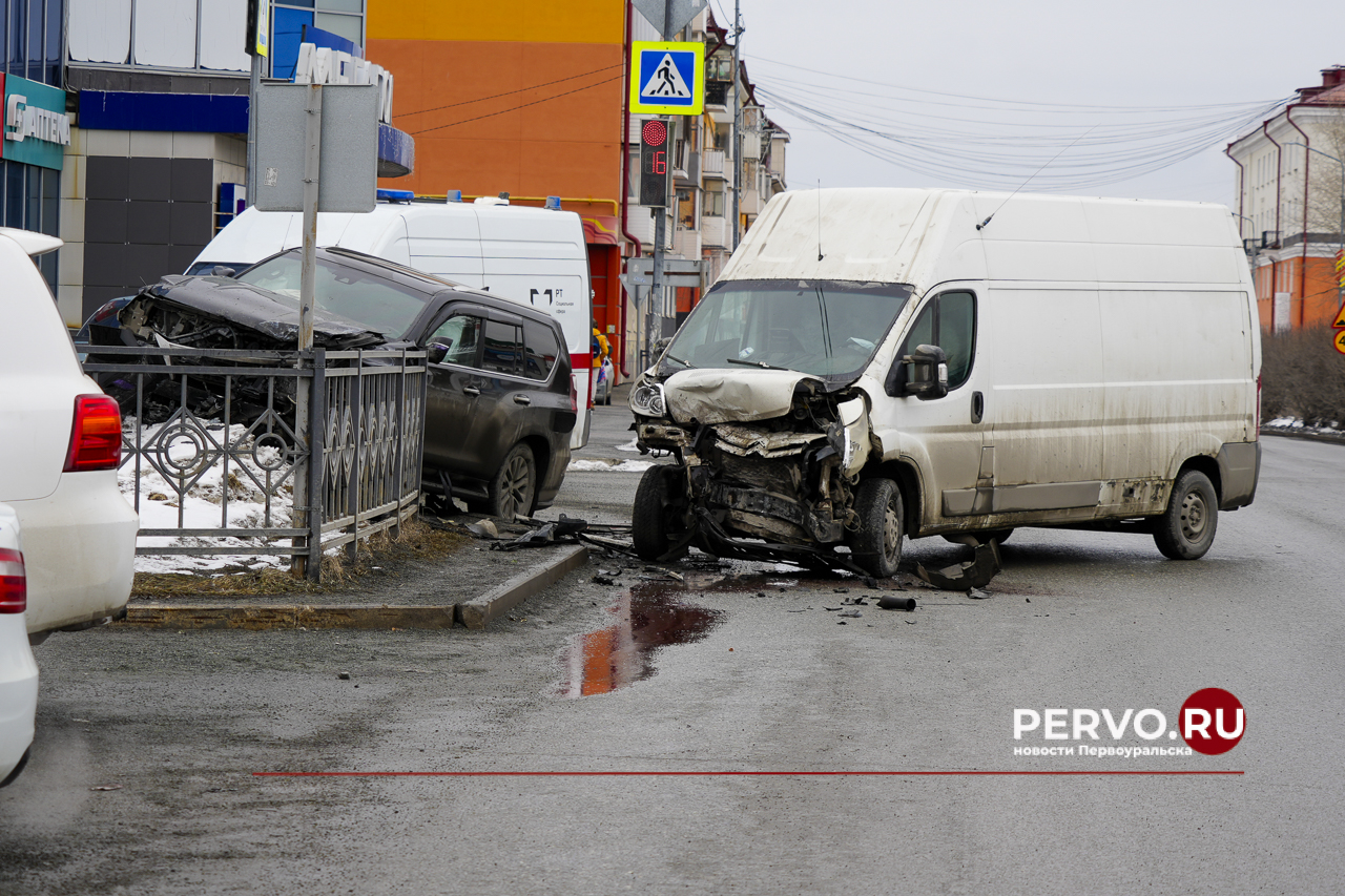 Оба водителя ехали на запрещающий сигнал светофора