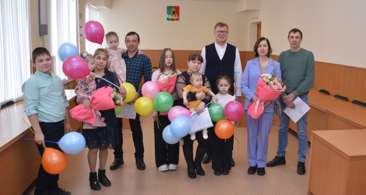 Глава города вручил трем семьям сертификаты на улучшение жилищных условий