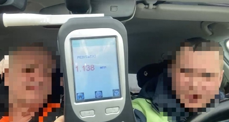 На федеральной трассе задержали «в хлам» пьяного водителя микроавтобуса