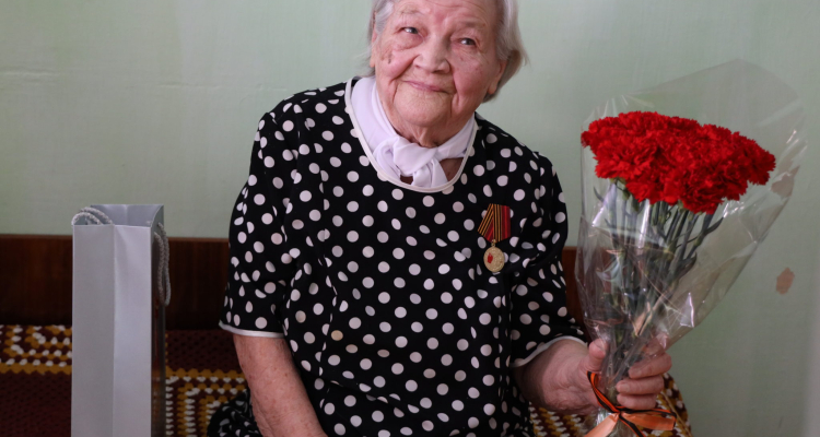 Ветеранам продолжают вручать медали к юбилею Победы