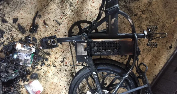 Зарядное устройства стала причиной пожара в квартире