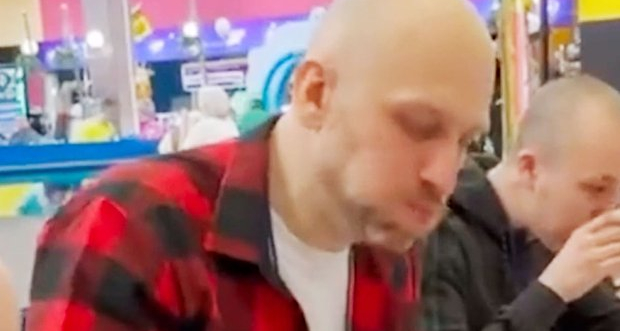 Первоцральцы запретили участвовать в конкурсе по поеданию блинов из-за его побед