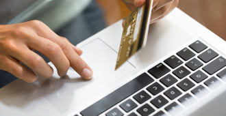 Росфинмониторинг призвал ограничить срок действия карт для иностранцев