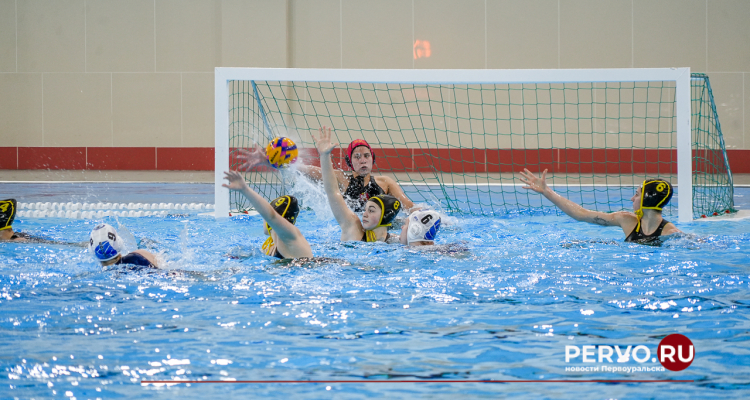 В водном поло команда «Евразия» разгромила ватерполисток «Штурм-2002»