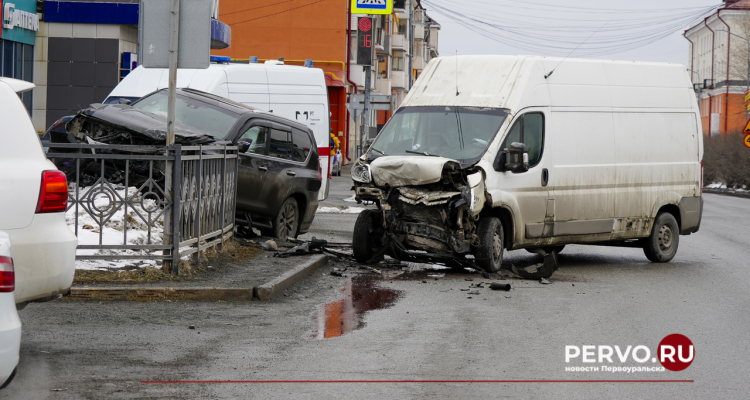 Оба водителя ехали на запрещающий сигнал светофора