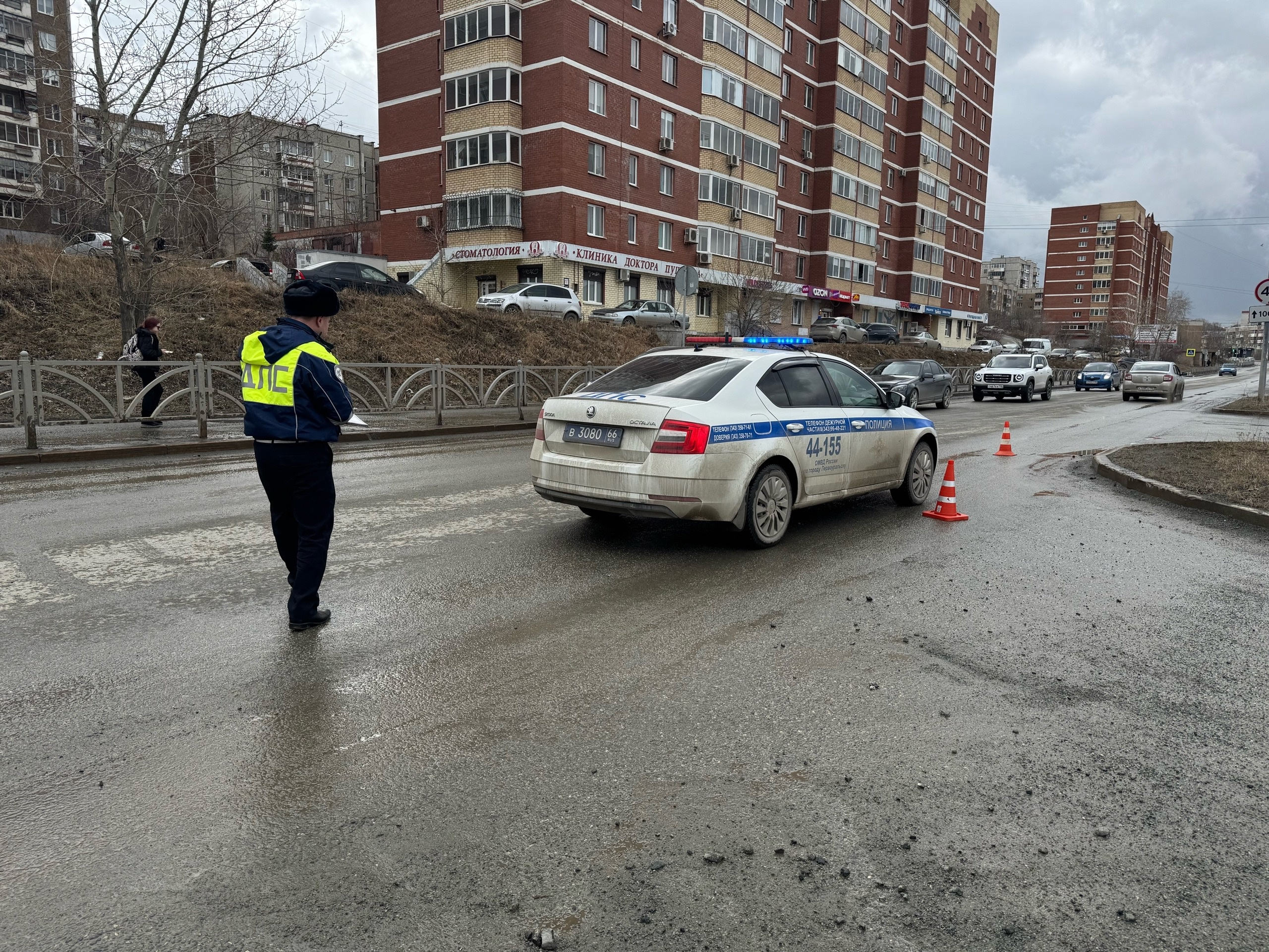 В Первоуральске на проезжей части насмерть задавили мужчину