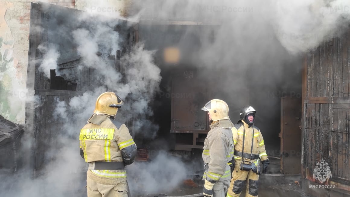 Три грузовика сгорели в ангаре в Первоуральске