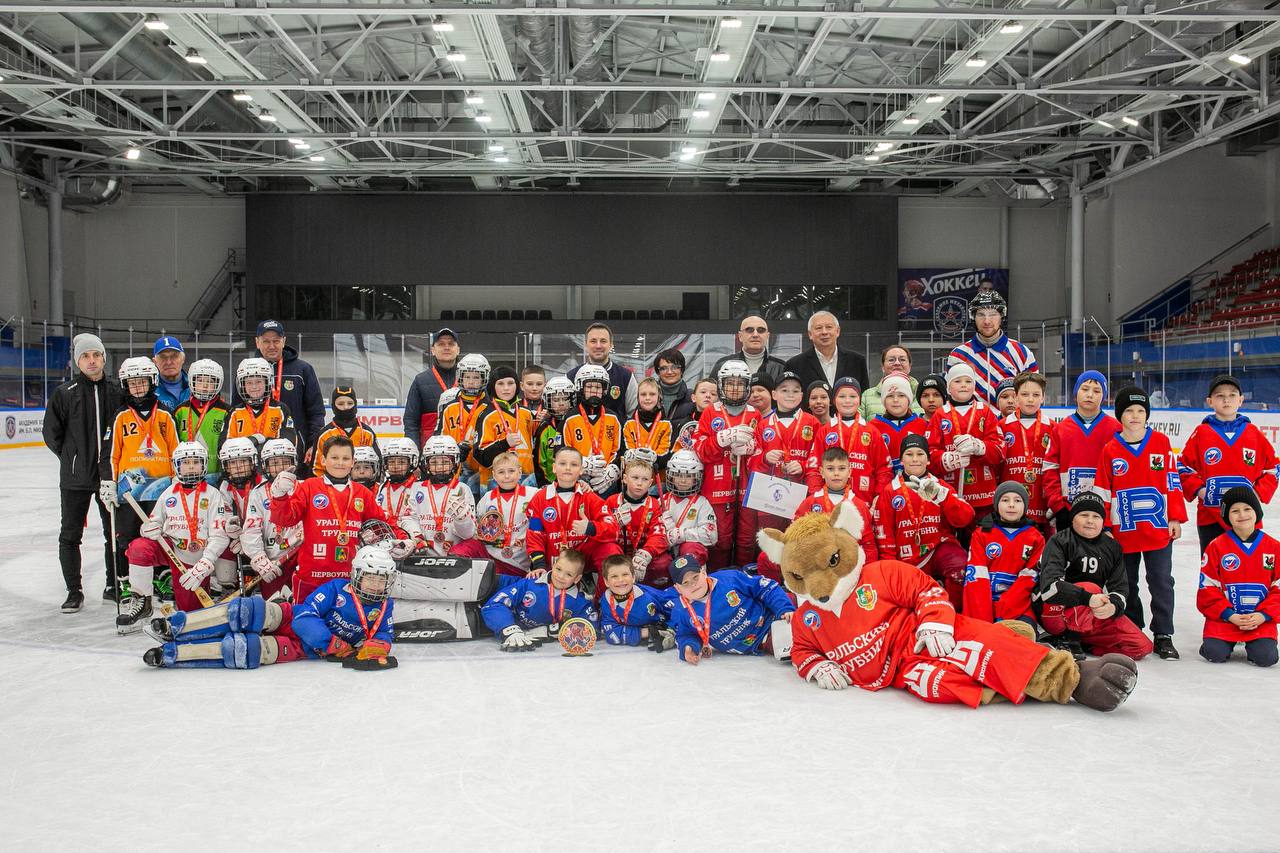 В турнире по мини-хоккею с мячом АХМ «Уральский трубник» первые