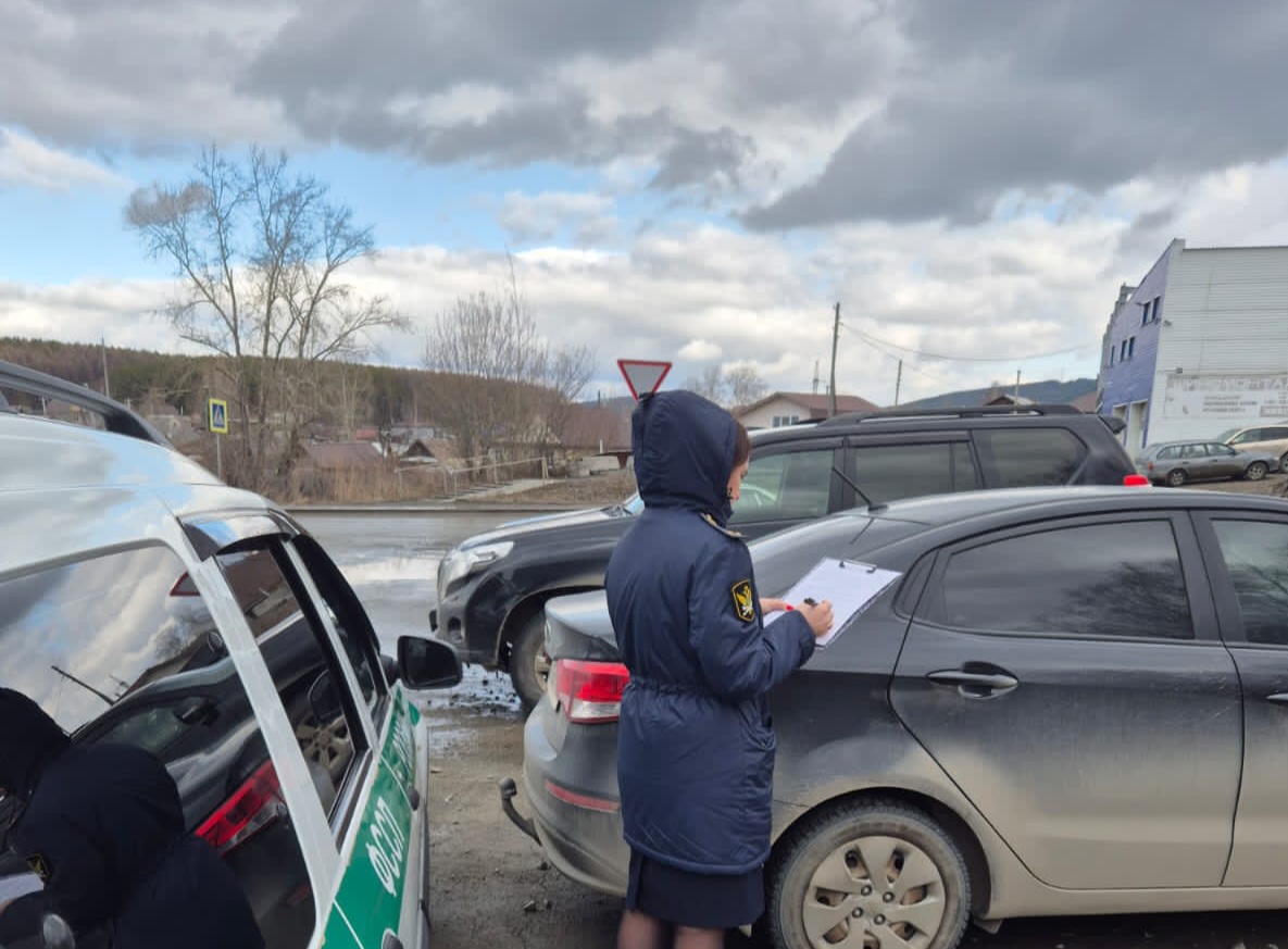 Первоуралочка стала пешеходом за неуплату 76 штрафов ГИБДД и налогов