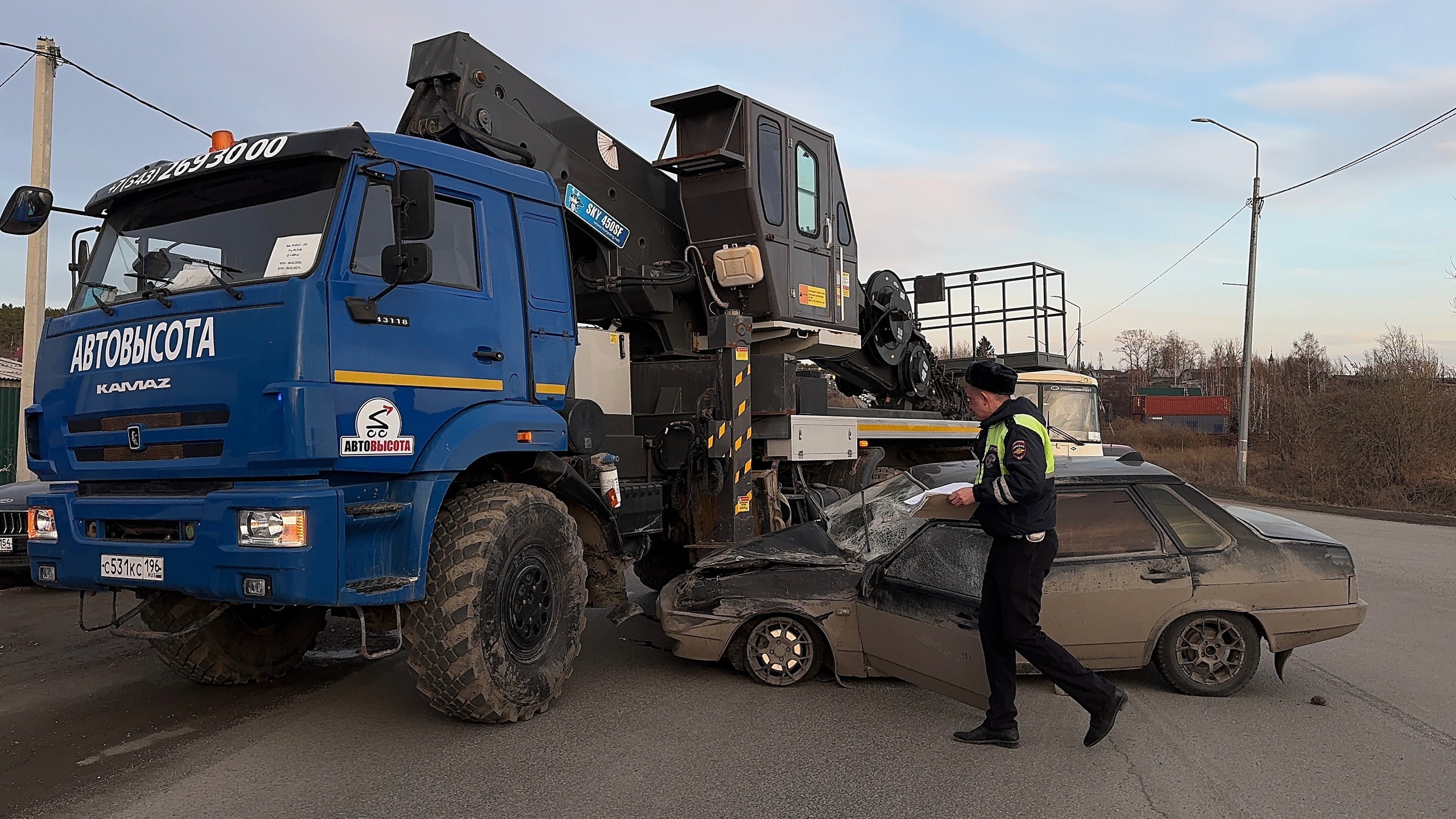 На въезде в город «Камаз» и «ВАЗ 21099» не поделили дорогу