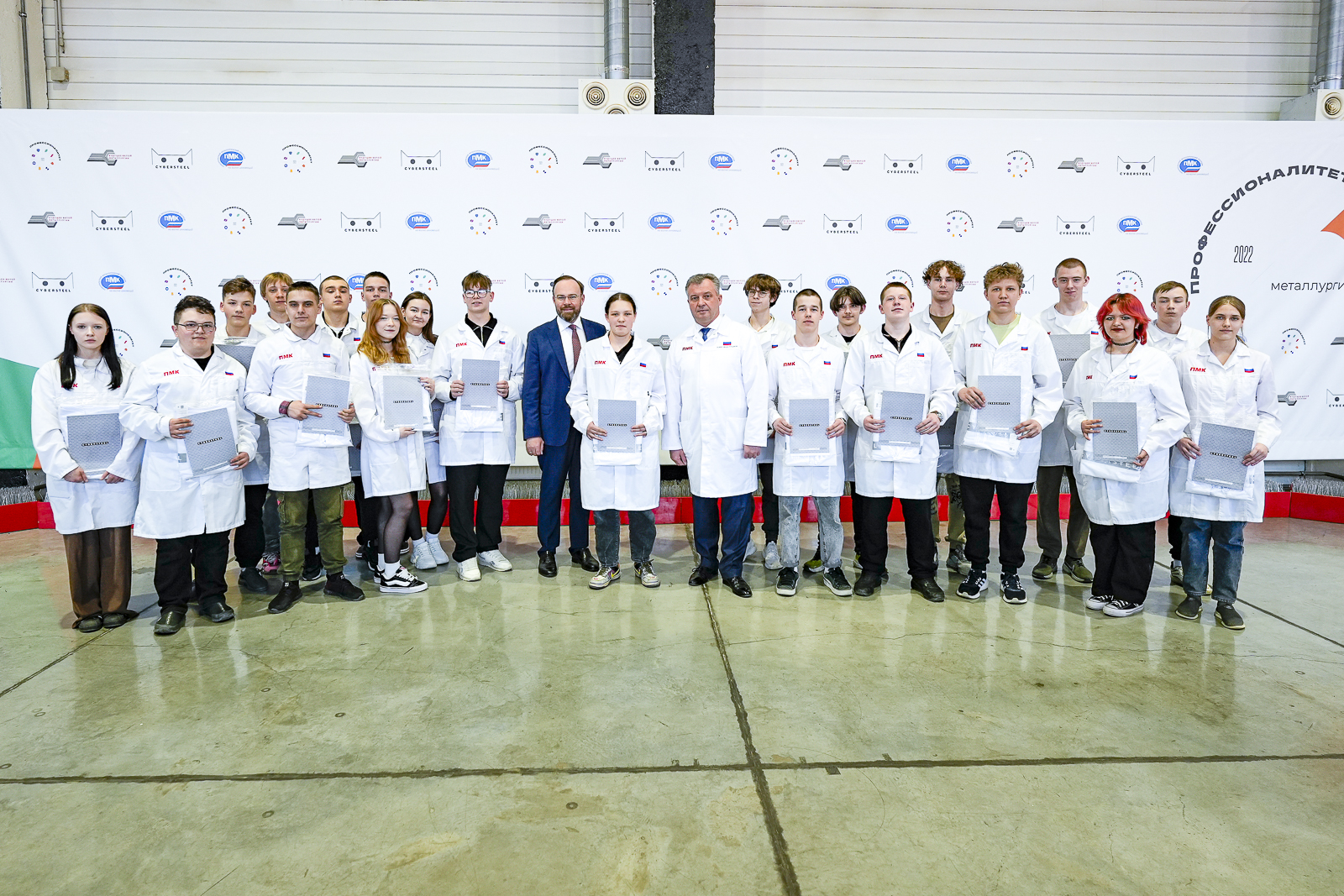 Генеральный директор CYBERSTEEL Станислав Великий вручил договоры о целевом обучении студентам опорного колледжа