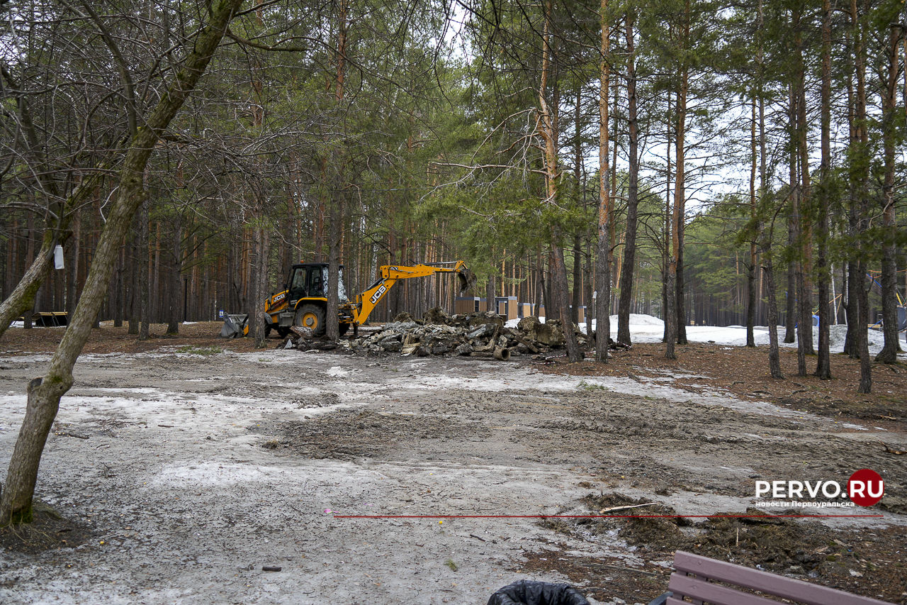 В Первоуральске в «Парке новой культуры» демонтируют детские площадки