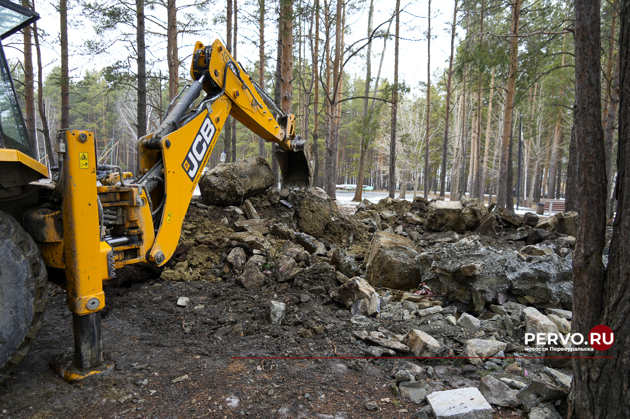 В Первоуральске в «Парке новой культуры» демонтируют детские площадки