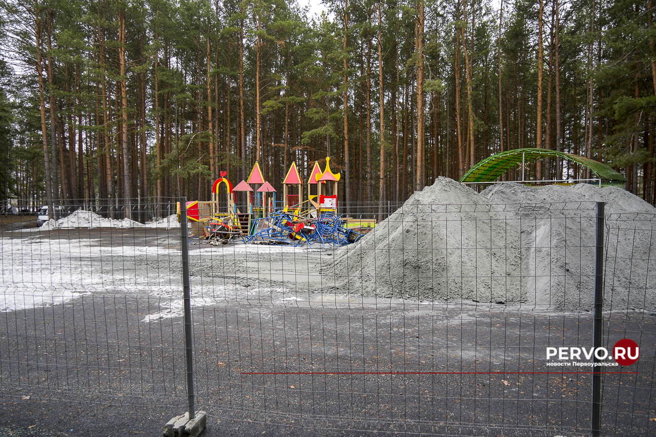 В Первоуральске в «Парке новой культуры» демонтируют детские площадки