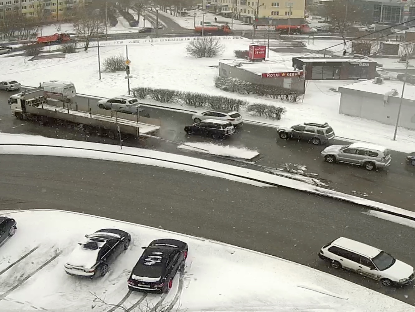 Выпавшие из грузовика трубы перегородили часть улицы. Видео