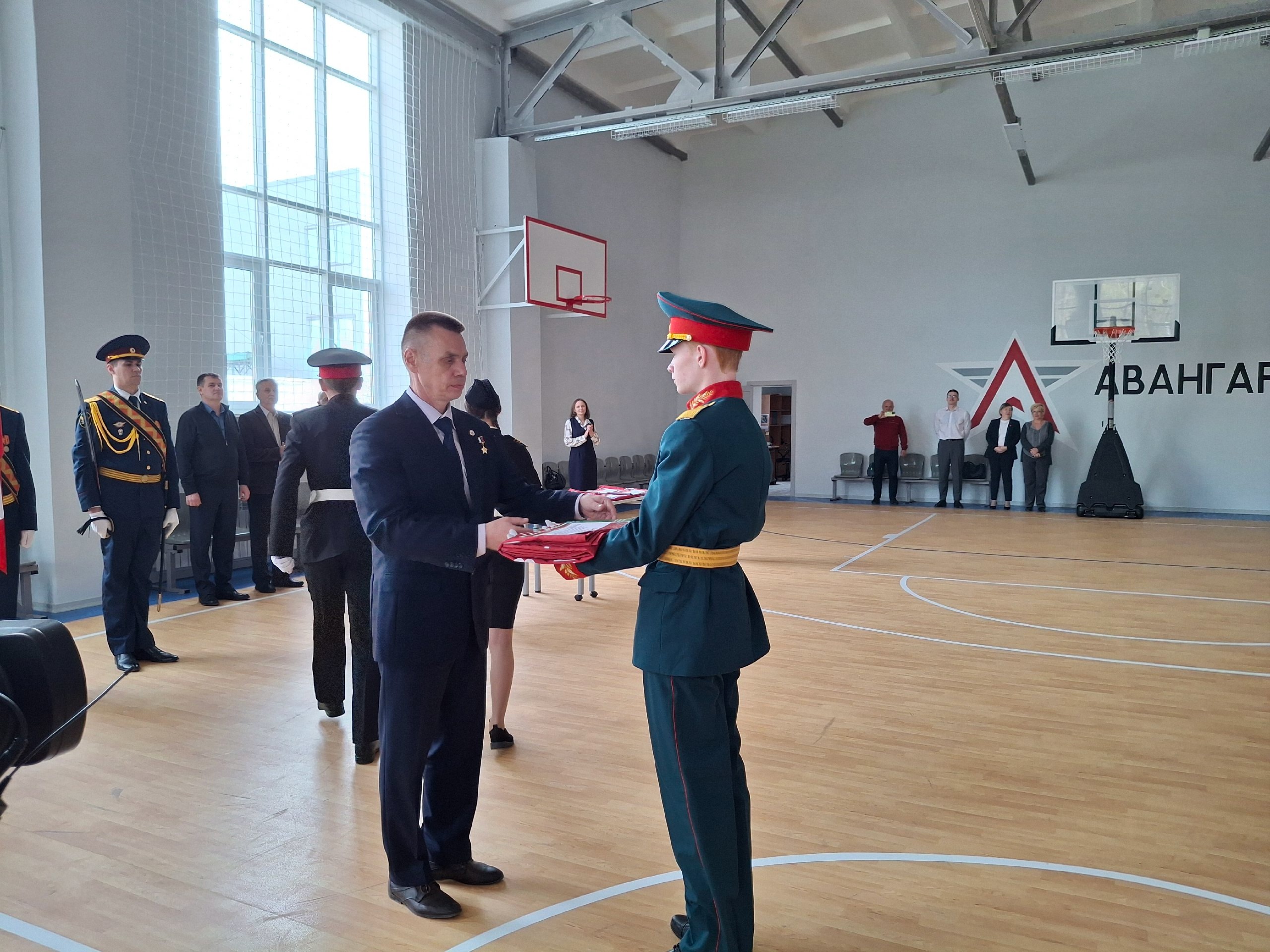 Торжественное вручение копий Знамени Победы в Западном округе