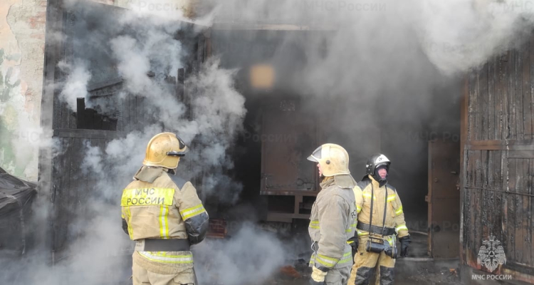 Три грузовика сгорели в ангаре в Первоуральске