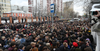 Движение на Солдатской улице в Москве затруднено из-за фанатов Паши Техника