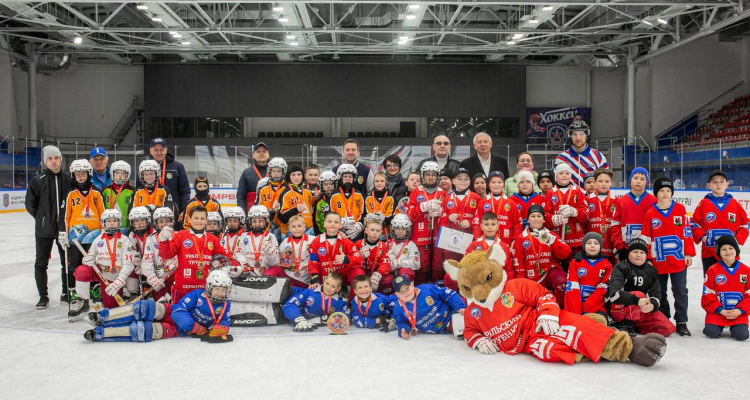 В турнире по мини-хоккею с мячом АХМ «Уральский трубник» первые