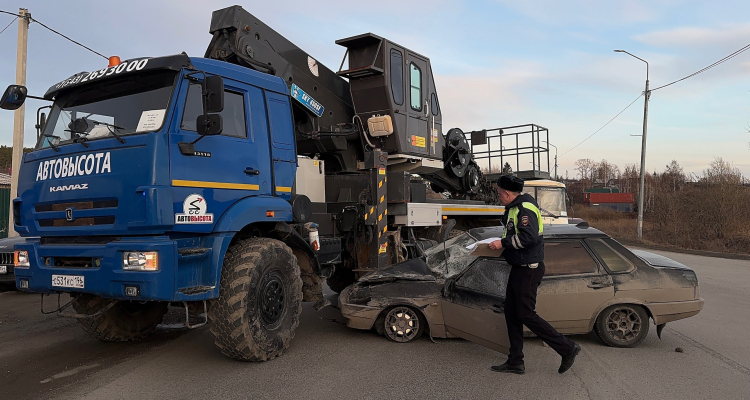На въезде в город «Камаз» и «ВАЗ 21099» не поделили дорогу